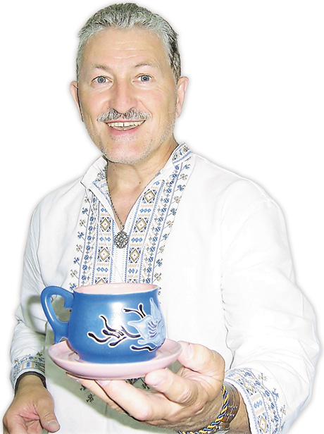 Олесь Пошивайло: «Погляньте, яке сучасне ліплення. Ці чашка з блюдцем прикрасять будь-який інтер’єр». Фото автора